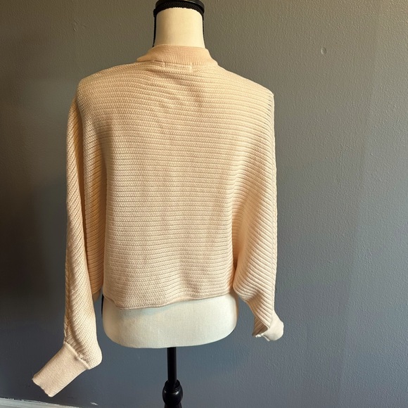 VESTIQUE CREAM OVERSIZED SWEATER. SIZE MEDIUM. - Picture 2 of 7